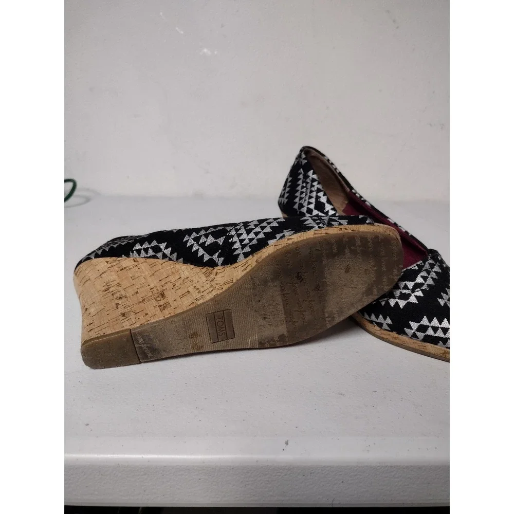 TOMS Womens Black Silver Geometric Triangle Cork Wedge Peep Toe Sandals Size 9.5